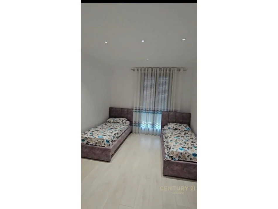Tirane, jepet me qera apartament 2+1+Aneks+Ballkon Kati 4, 103 m² 700 € (Kompleksi Zirkon)