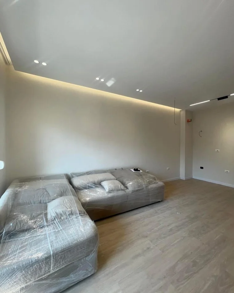 Tirane, jepet me qera apartament 1+1+Ballkon Kati 4, 70 m² 750 € (Komuna e Pariait)
