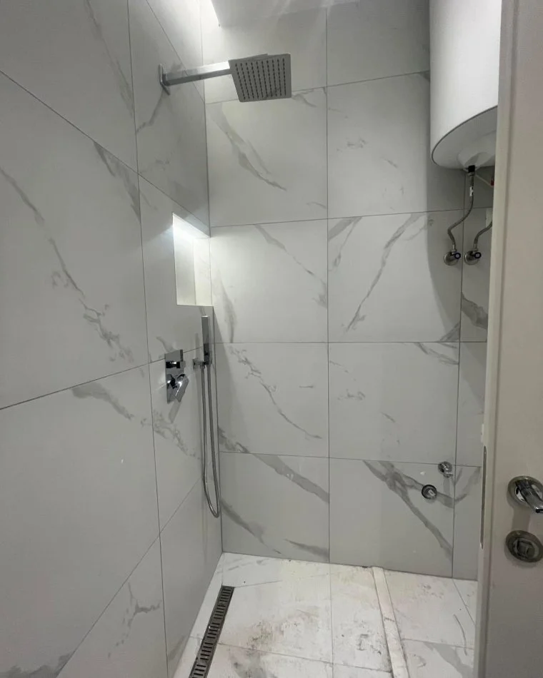 Tirane, jepet me qera apartament 1+1+Ballkon Kati 4, 70 m² 750 € (Komuna e Pariait)