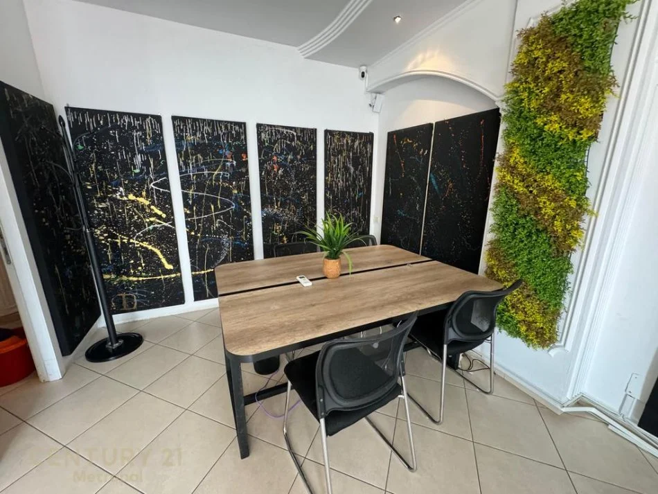 Tirane, jepet me qera zyre Kati 3, 156 m² 1.000 € 