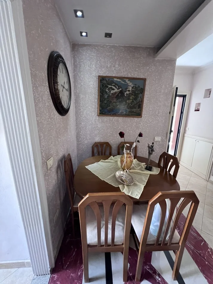 Tirane, jepet me qera apartament 2+1+Aneks+Ballkon Kati 3, 93 m² 550 € (Rruga Irfan Tomini)