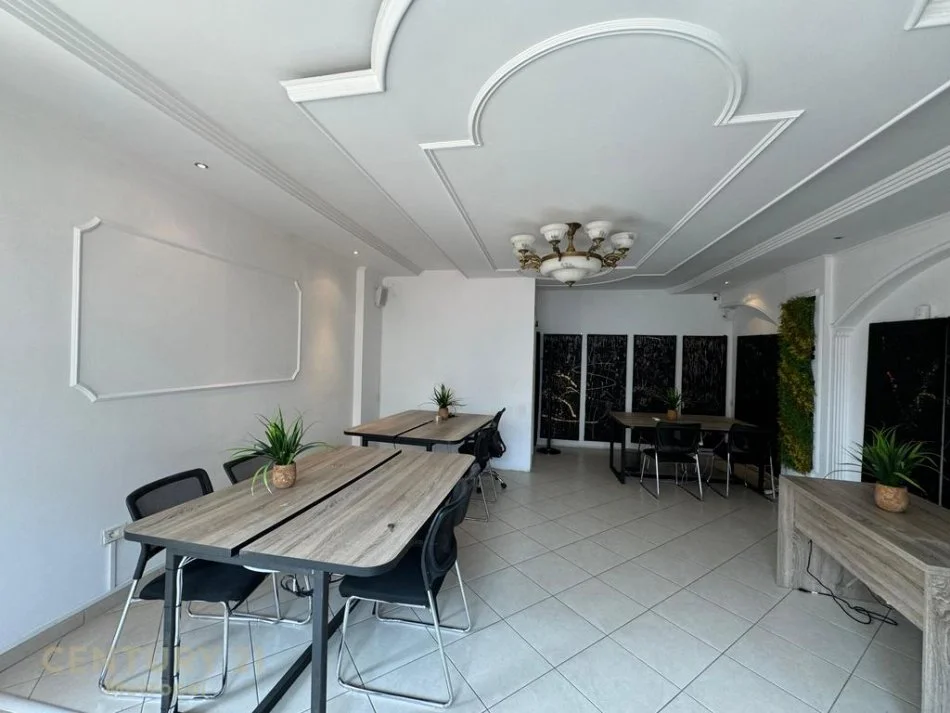 Tirane, jepet me qera zyre Kati 3, 156 m² 1.000 € 