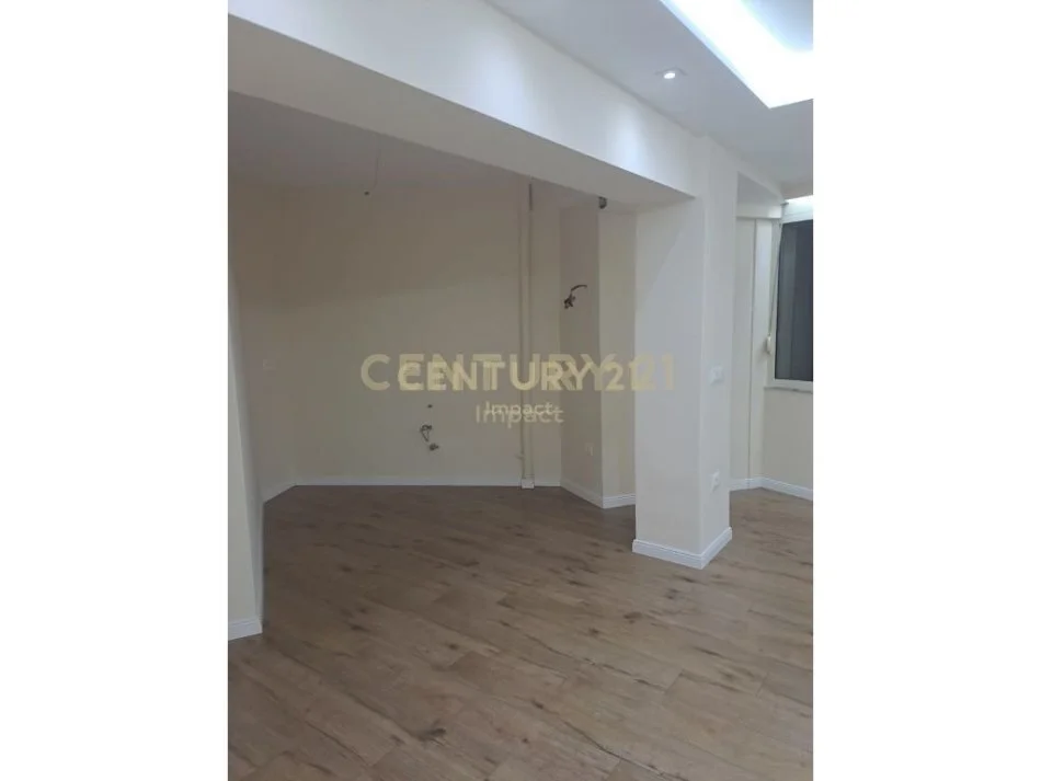 Tirane, jepet me qera zyre Kati 2, 70 m² 900 € 