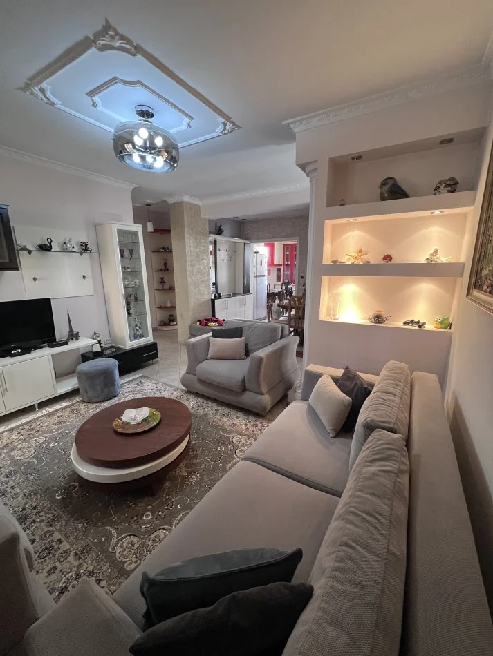 Tirane, jepet me qera apartament 2+1+Aneks+Ballkon Kati 3, 93 m² 550 € (Rruga Irfan Tomini)