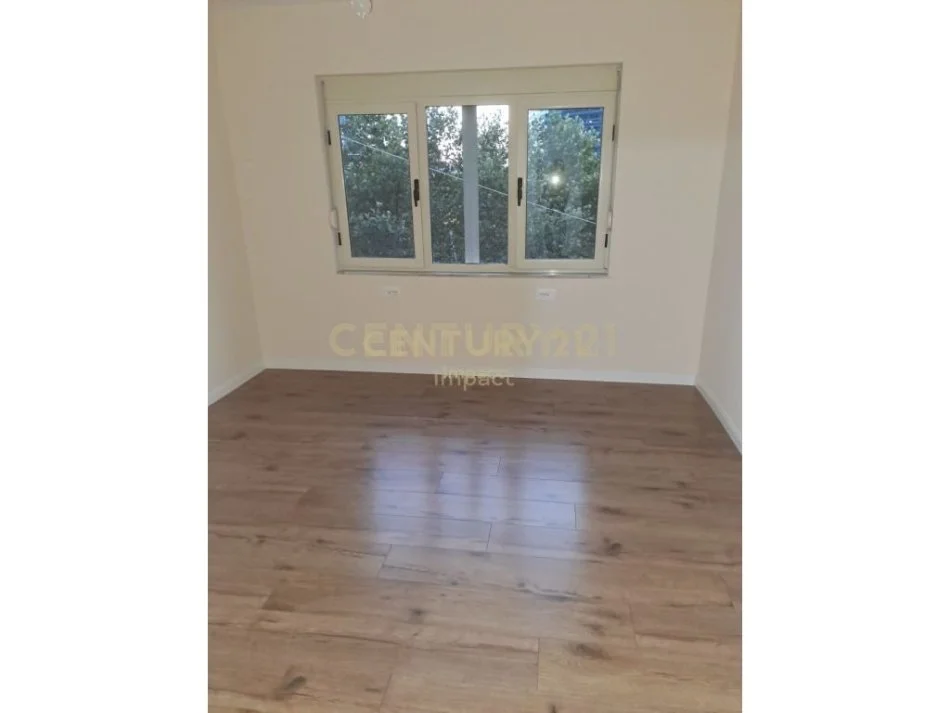 Tirane, jepet me qera zyre Kati 2, 70 m² 900 € 