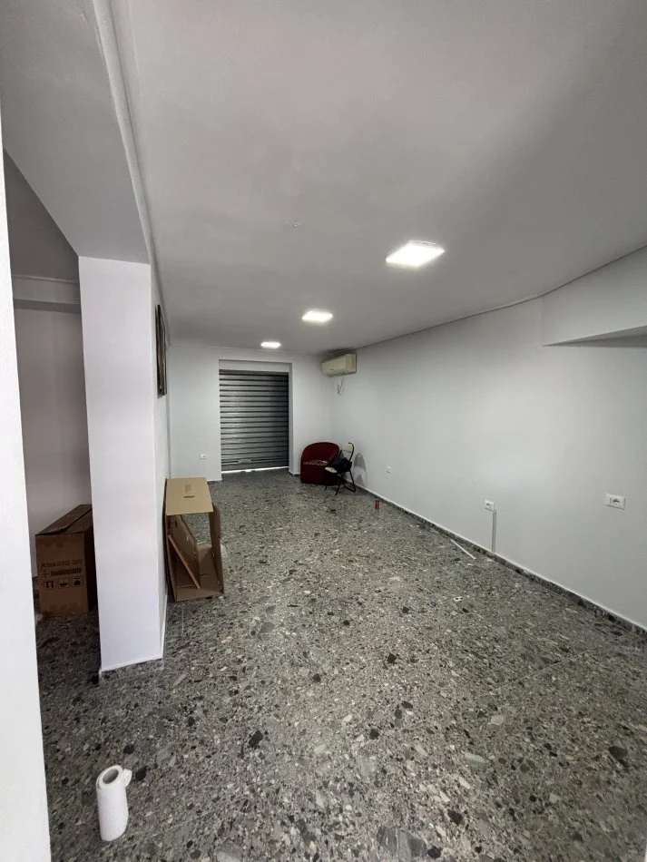 Tirane, jepet me qera apartament 2+1 Kati 0, 80 m² 700 € (Rruga emil legrand)