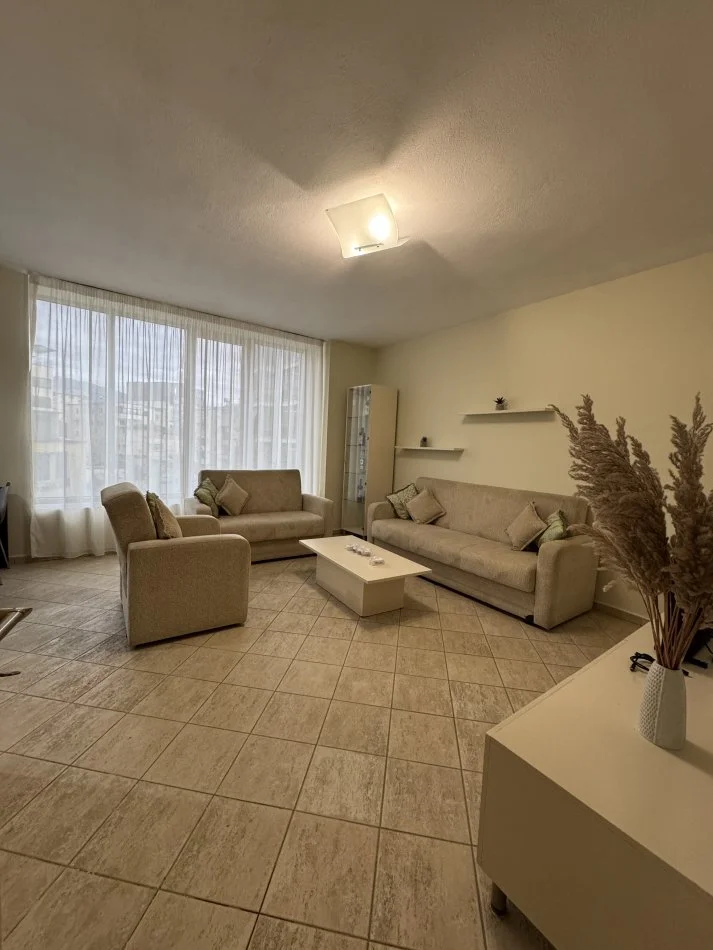 Tirane, jepet me qera apartament 1+1 Kati 3, 65 m² 550 € (Bar Britaniku ,Ish Tregu Elektrik)