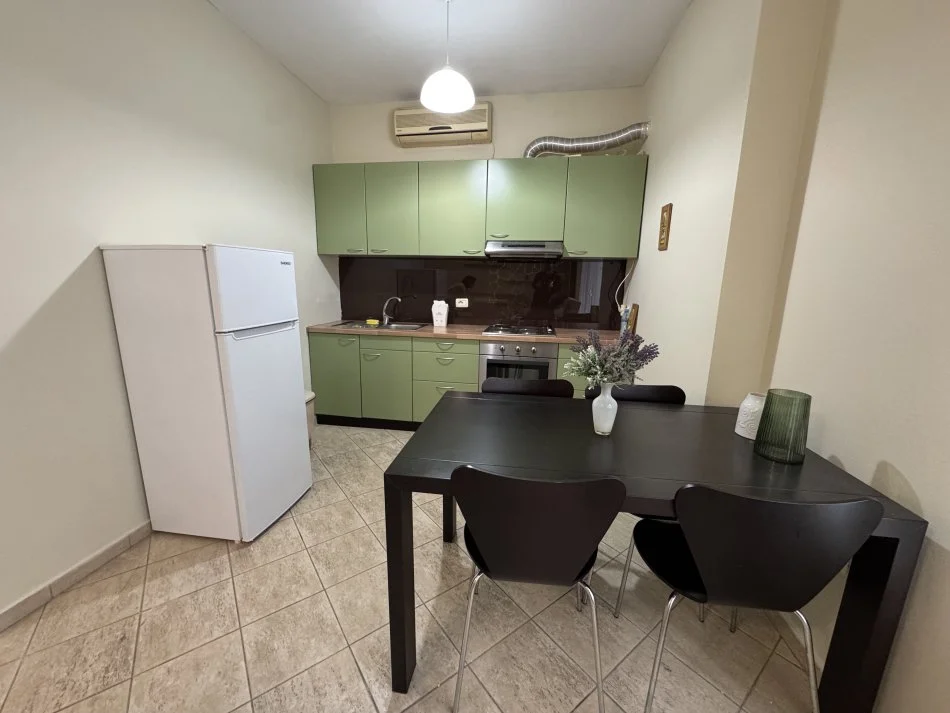 Tirane, jepet me qera apartament 1+1 Kati 3, 65 m² 550 € (Bar Britaniku ,Ish Tregu Elektrik)