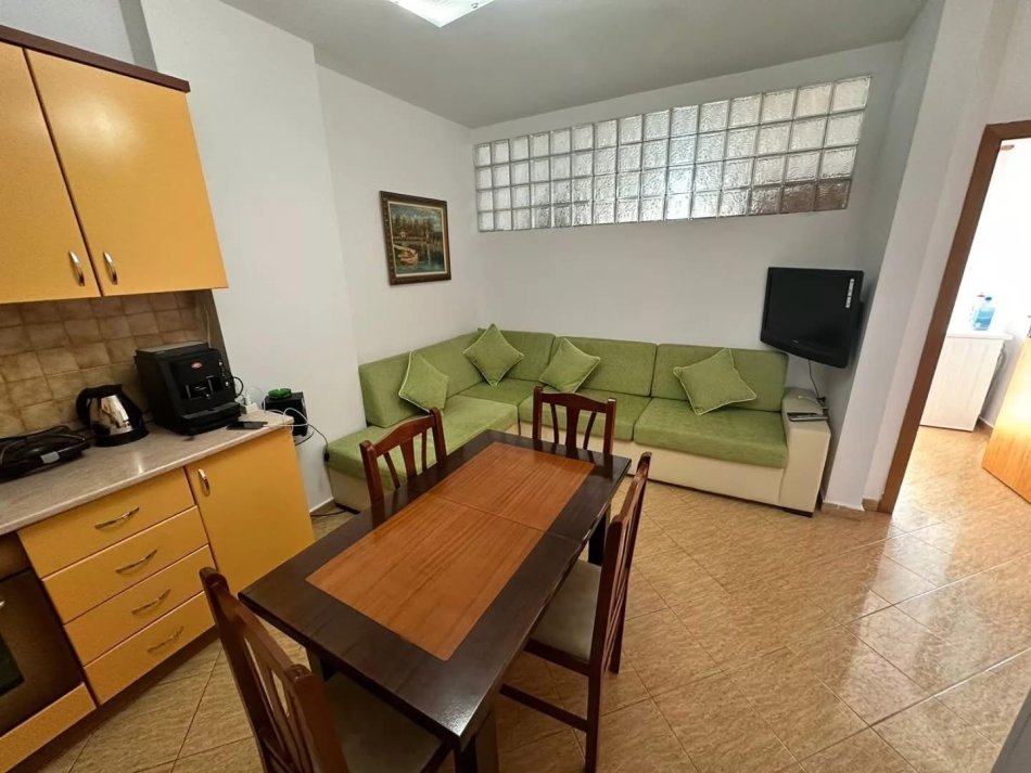 Tirane, jepet me qera apartament 1+1+Ballkon Kati 3, 50 m² 400 € (5 maji te concord center)