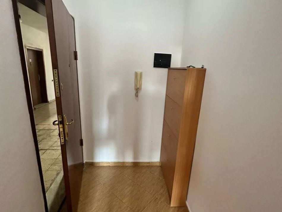 Tirane, jepet me qera apartament 1+1+Ballkon Kati 3, 50 m² 400 € (5 maji te concord center)