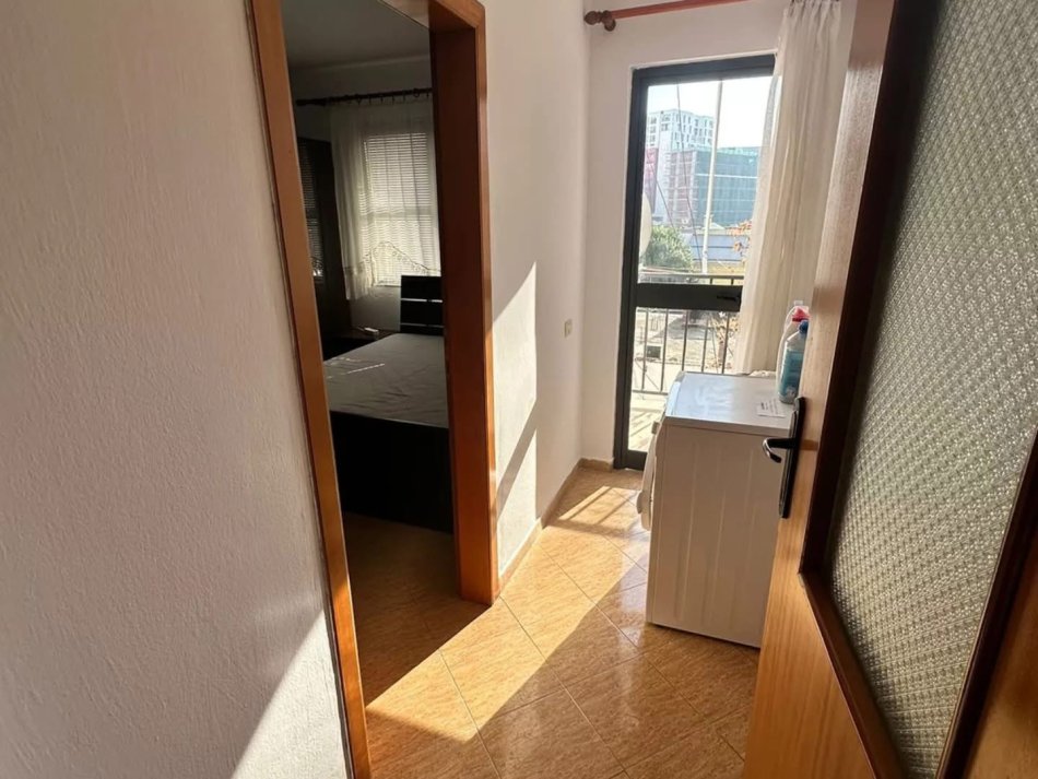 Tirane, jepet me qera apartament 1+1+Ballkon Kati 3, 50 m² 400 € (5 maji te concord center)