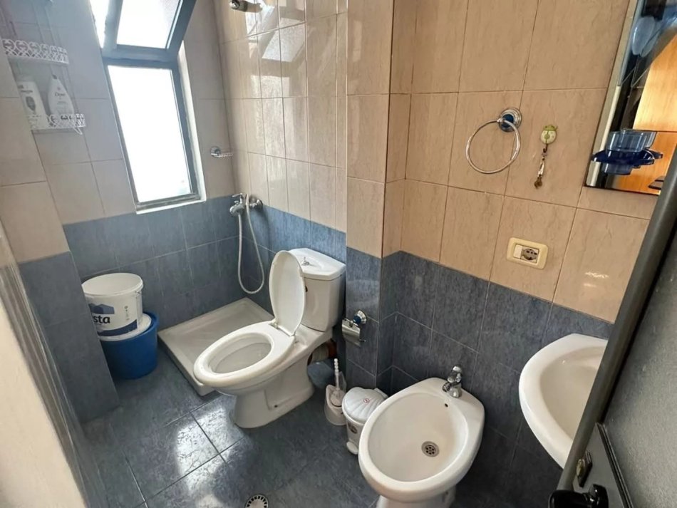 Tirane, jepet me qera apartament 1+1+Ballkon Kati 3, 50 m² 400 € (5 maji te concord center)