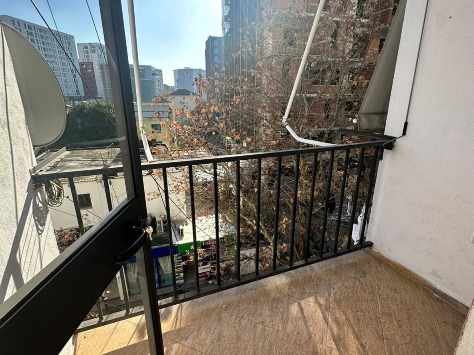 Tirane, jepet me qera apartament 1+1+Ballkon Kati 3, 50 m² 400 € (5 maji te concord center)