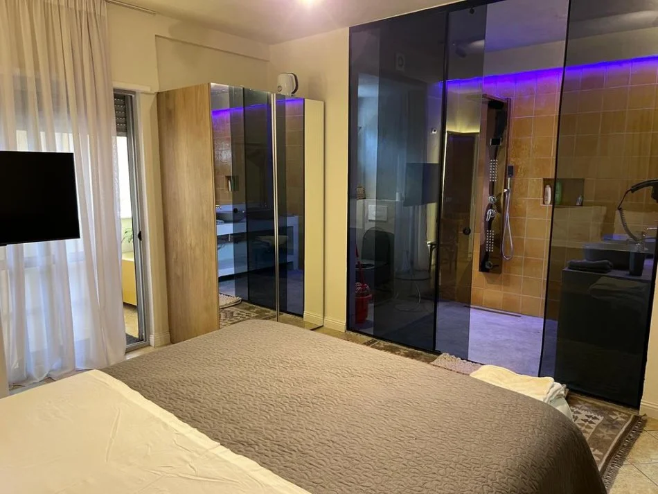 Tirane, jepet me qera apartament 1+1 Kati 2, 35 m² 500 € (Prane Pazarit te Ri)
