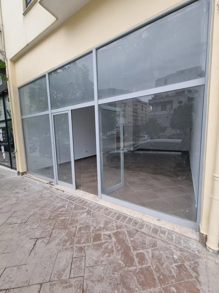 Tirane, jepet me qera ambjent biznesi Kati 1, 52 m² 400 € (Rruga Sokrat Miho)