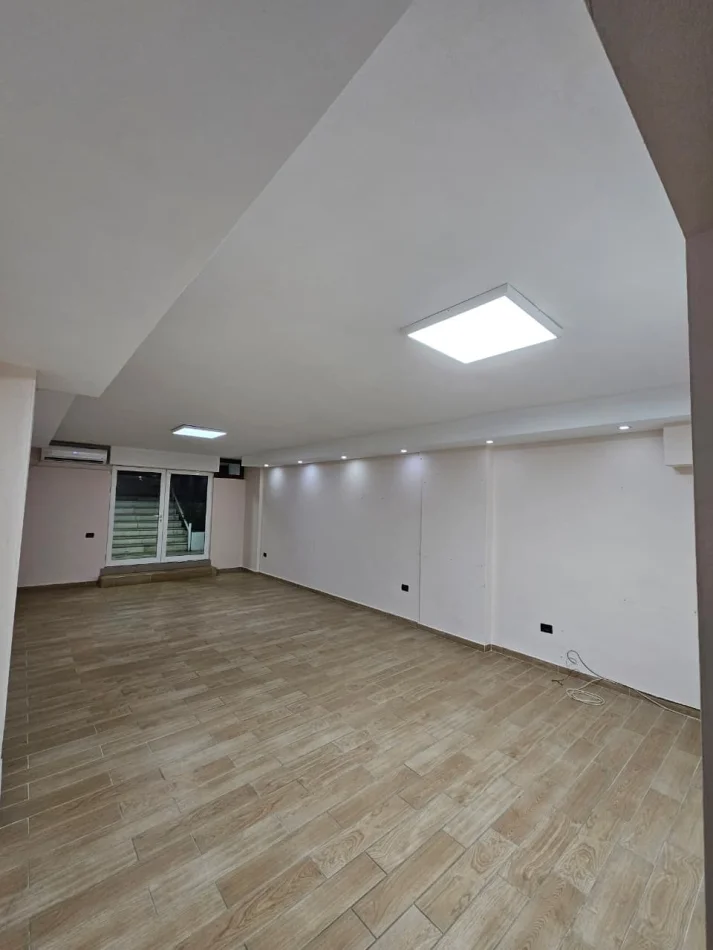 Tirane, jepet me qera ambjentbiznesi Kati 1, 62 m² 600 € (Ish Ekspozita)