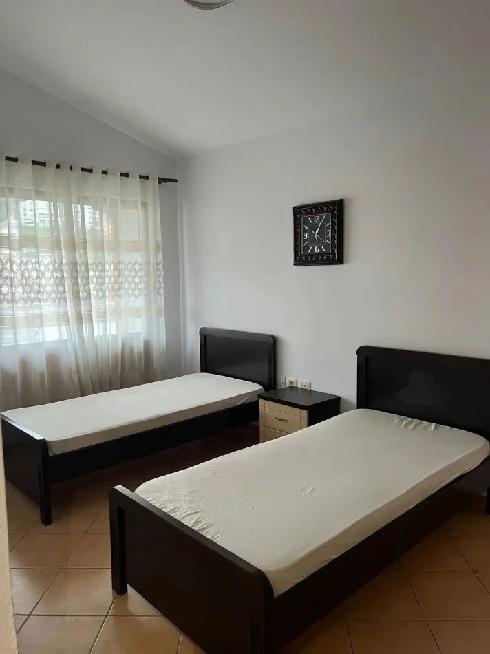 Tirane, jepet me qera apartament 3+1 Kati 4, 100 m² 550 € (Universiteti Barleti)