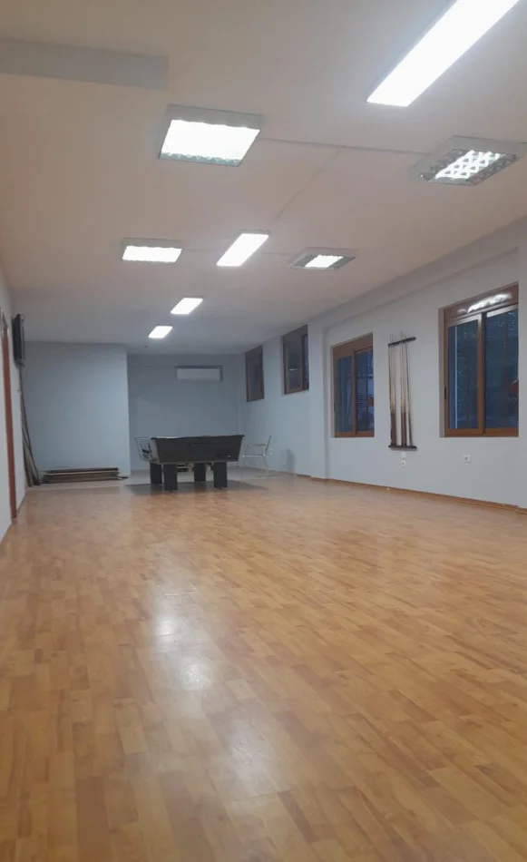 Tirane, jepet me qera ambjent biznesi Kati 1, 188 m² 1700 € (Bill Clinton Street)