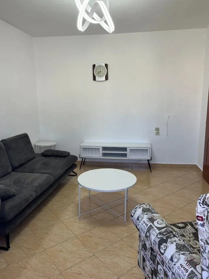 Tirane, jepet me qera apartament 1+1 Kati 4, 55 m² 400 € (Porcelan)