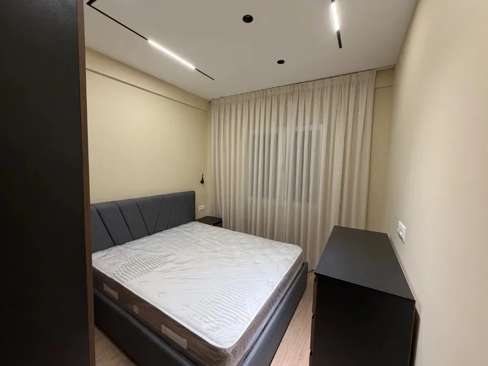 Tirane, jepet me qera apartament 2+1 Kati 1, 105 m² 500 € (Rruga Azem Galica)