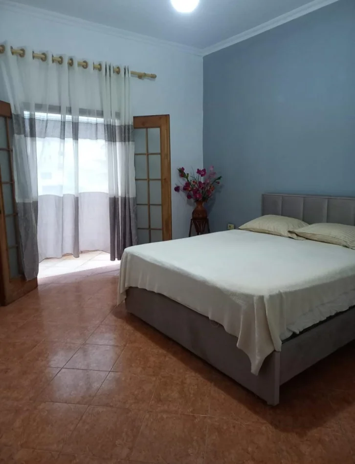 Tirane, jepet me qera apartament 1+1 Kati 2, 70 m² 330 € (Rruga Andon Frasheri)