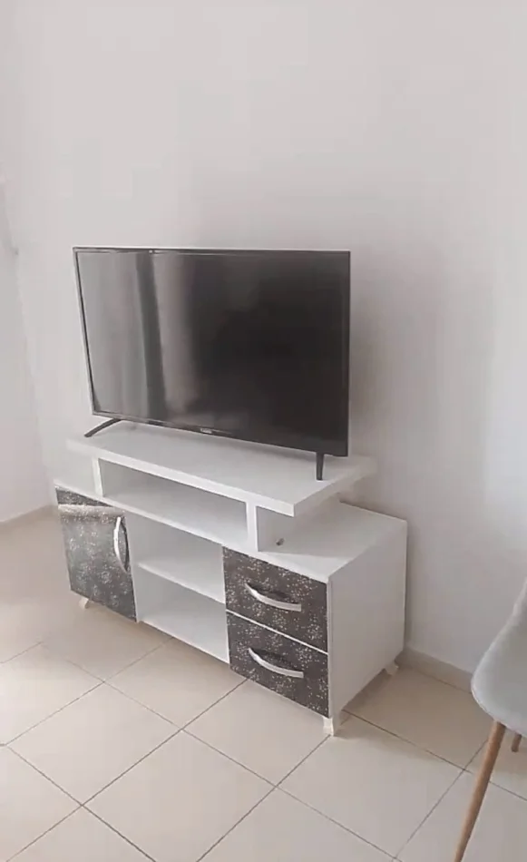 Tirane, jepet me qera apartament 1+1 Kati 5, 60 m² 350 € (Fresku)