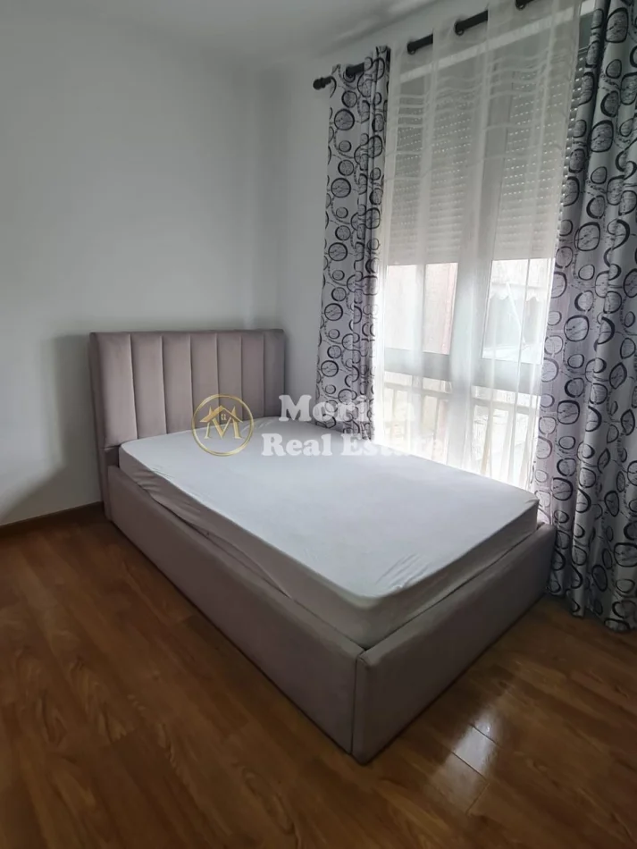 Tirane, jepet me qera apartament 3+1 Kati 6, 150 m² 500 € (Komisariati Nr 4)