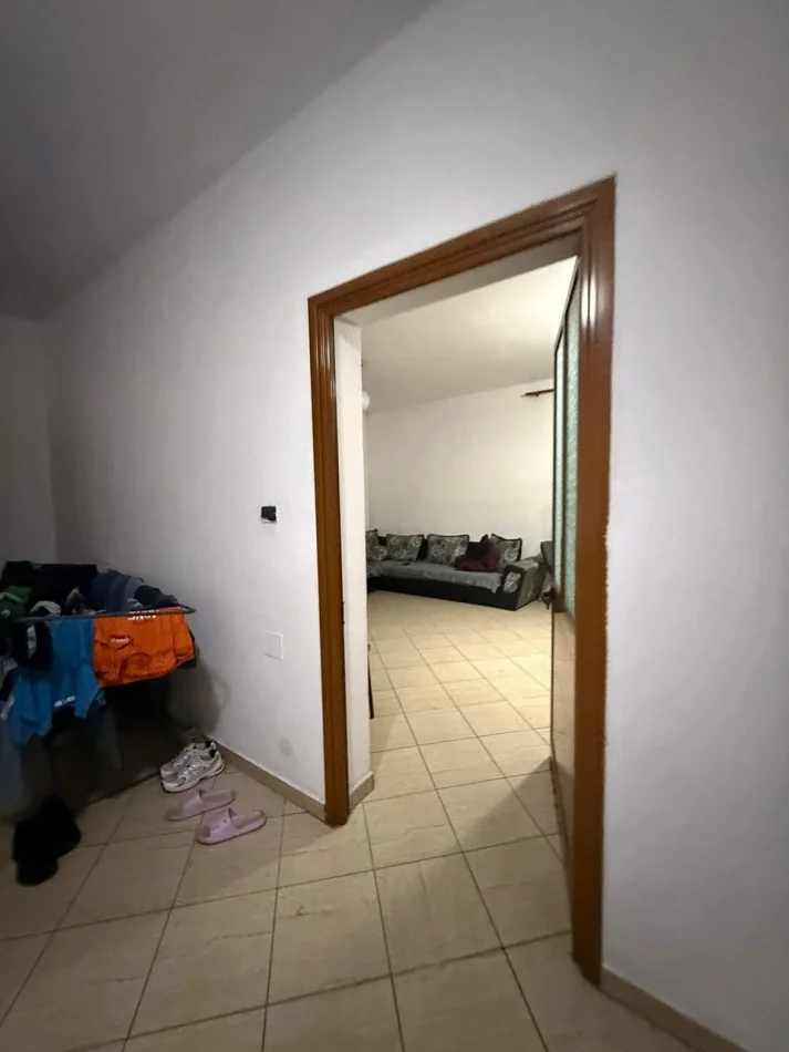 Tirane, jepet me qera apartament 2+1 Kati 0, 85 m² 400 € (Rruga 5 Maji)