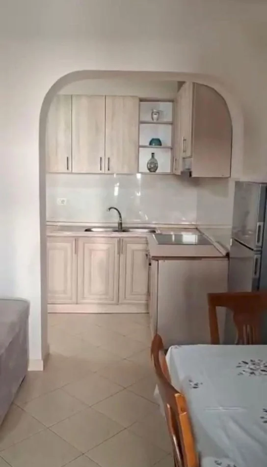 Tirane, jepet me qera apartament 1+1 Kati 3, 70 m² 400 € (Pas Globit Rruga Babe Rexha)