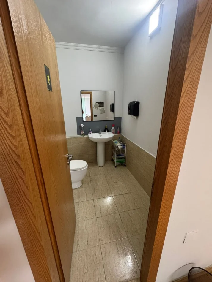 Tirane, jepet me qera ambjent biznesi Kati 0, 49 m² 400 € (Rruga Komuna E Parisit)