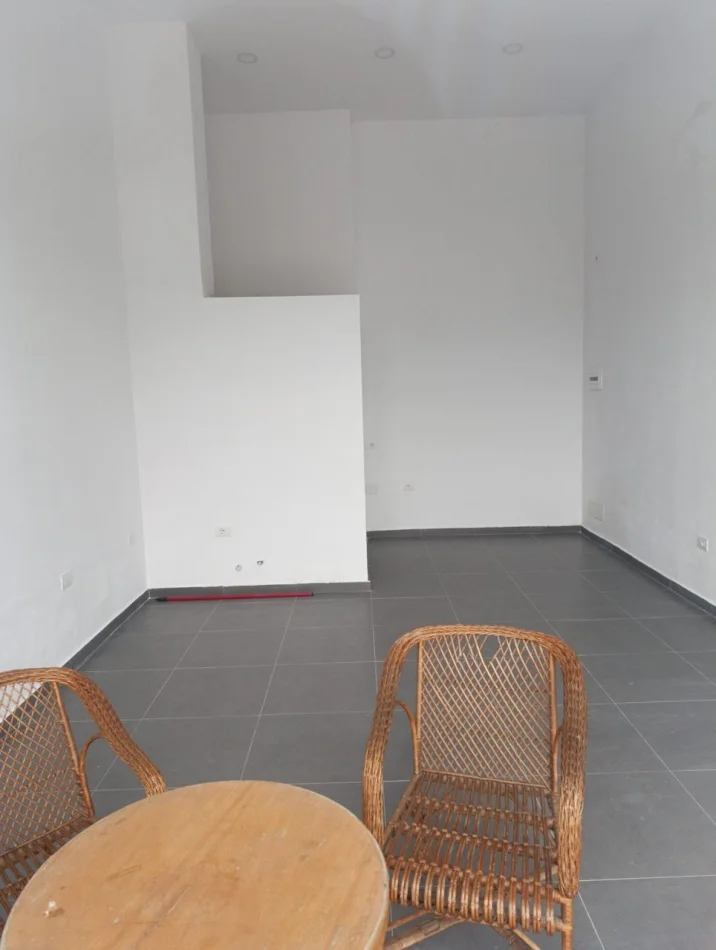 Tirane, jepet me qera ambjent biznesi 50 m² 500 € (Pas Concordit5 Maj Rruga Hamdi Sulcebe)