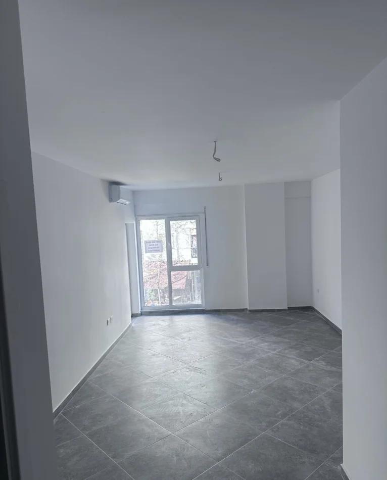 Tirane, jepet me qera ambjent biznesi Kati 1, 75 m² 500 € (Rruga 5 Maji)