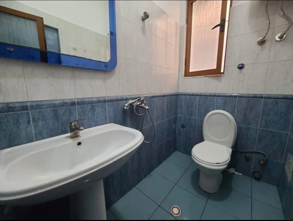 Tirane, jepet me qera apartament 1+1 Kati 2, 45 m² 370 € (Rruga 5 Maji)