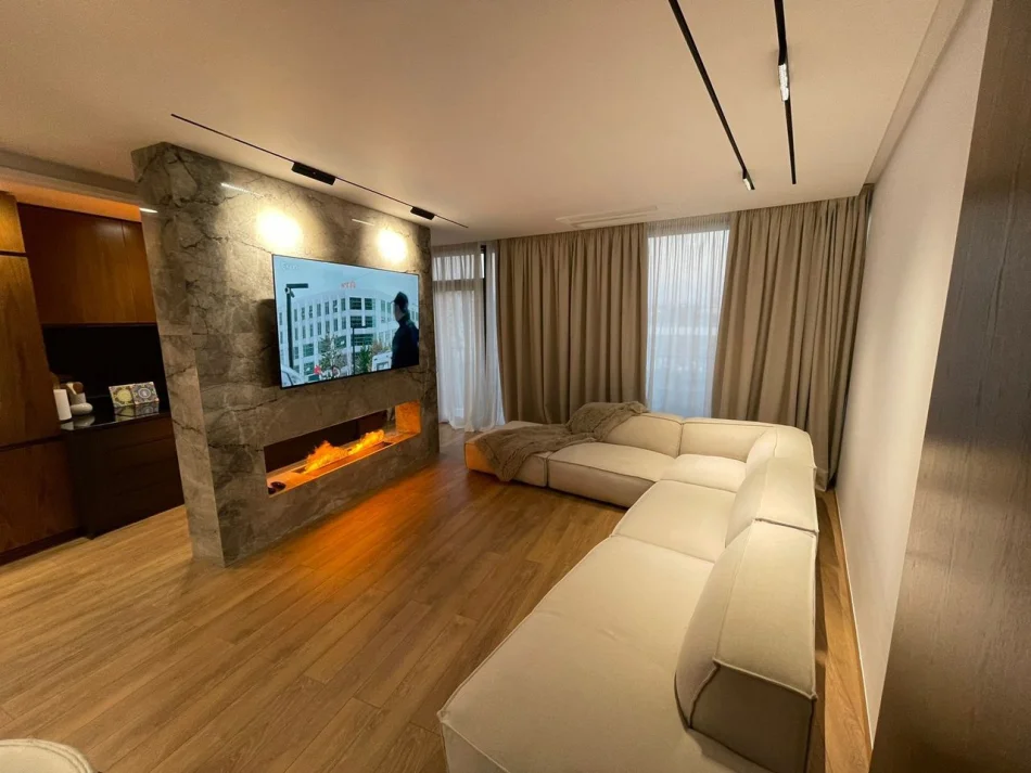 Tirane, jepet me qera apartament 2+1 Kati 8, 126 m² 2.100 € (Rruga Kosovareve)