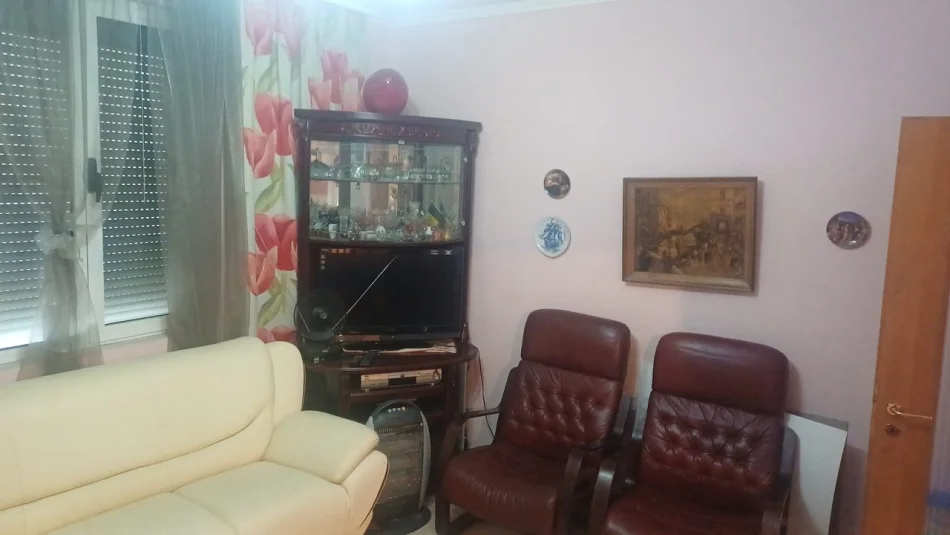 Tirane, jepet me qera apartament 1+1 Kati 3, 65 m² 400 € (Dhjetori)