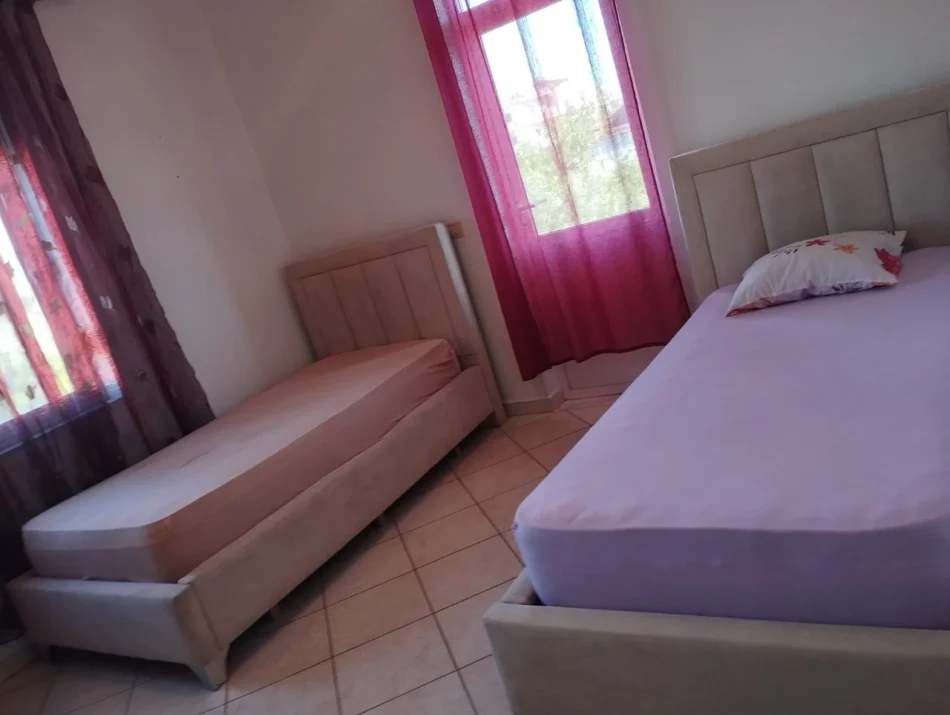 Tirane, jepet me qera apartament 1+1 Kati 2, 50 m² 350 € (Laprake)