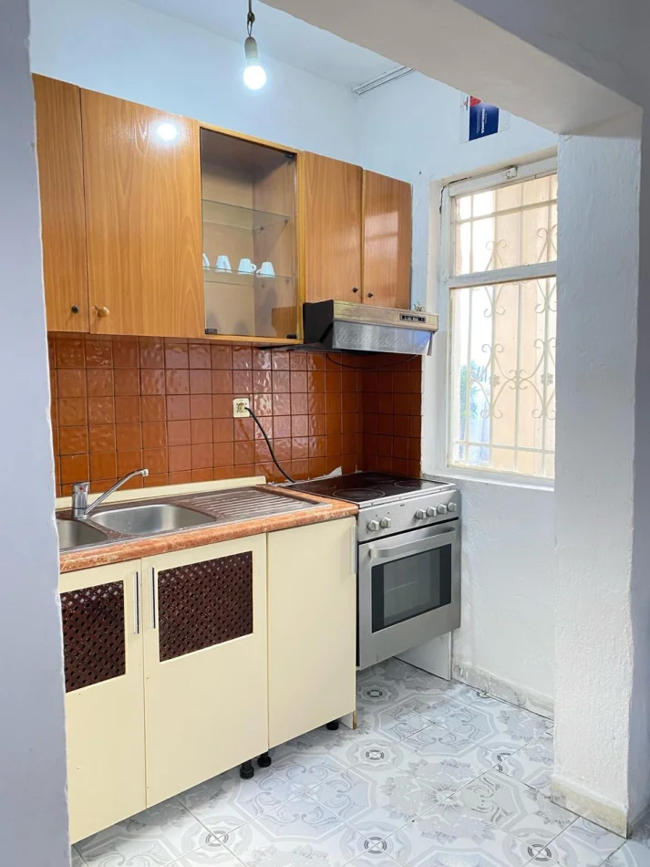 Tirane, jepet me qera apartament 1+1 Kati 1, 85 m² 300 € (Laprake)