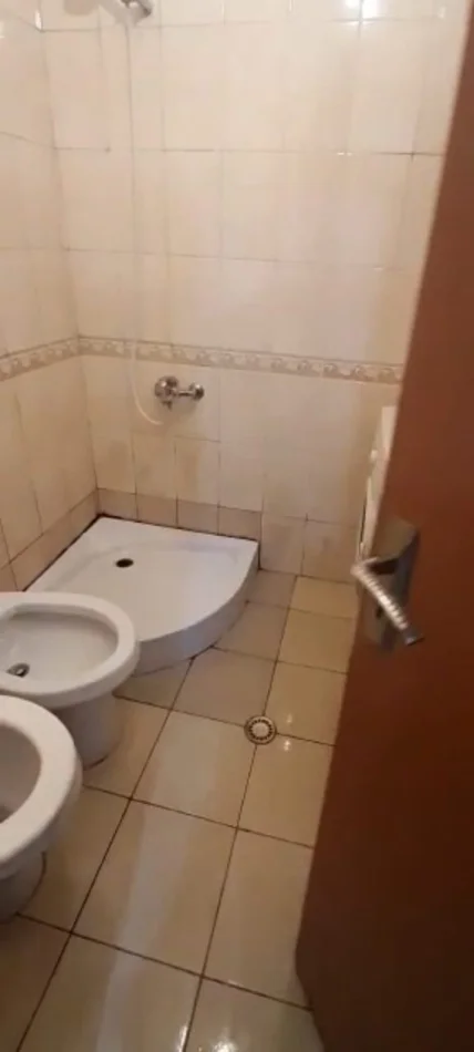 Tirane, jepet me qera apartament 1+1 Kati 2, 60 m² 450 € (Vasil Shanto)