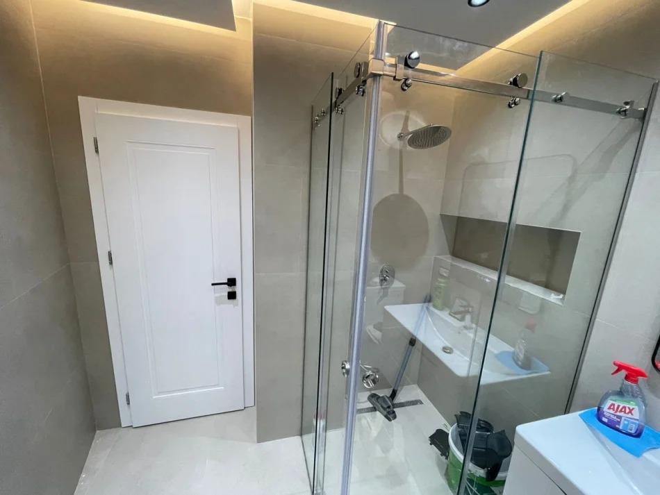 Tirane, jepet me qera apartament 1+1 Kati 3, 67 m² 1.000 € (Stadiumi Kombetar)