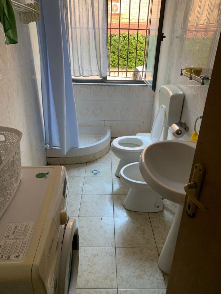 Tirane, jepet me qera apartament 1+1 Kati 1, 43 m² 400 € (Vasil Shanto)