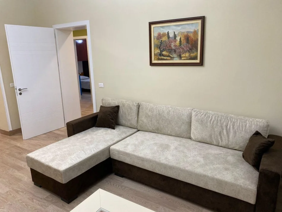 Tirane, shitet apartament 2+1 Kati 3, 210.000 € (Ish Ambasada Jugosllave)