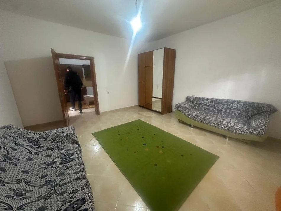 Tirane, jepet me qera apartament 2+1 Kati 1, 90 m² 400 € (Rruga Njazi Meka)