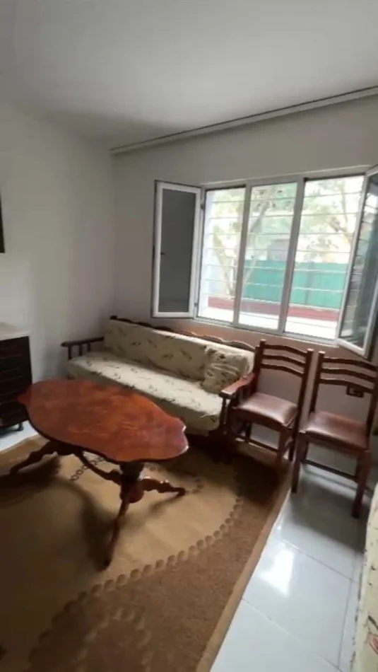 Tirane, jepet me qera apartament 1+1 Kati 1, 50 m² 300 € (Rruga 5 Maji)