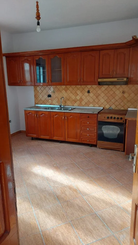 Tirane, jepet me qera apartament 2+1 Kati 1, 90 m² 450 € (Allias)