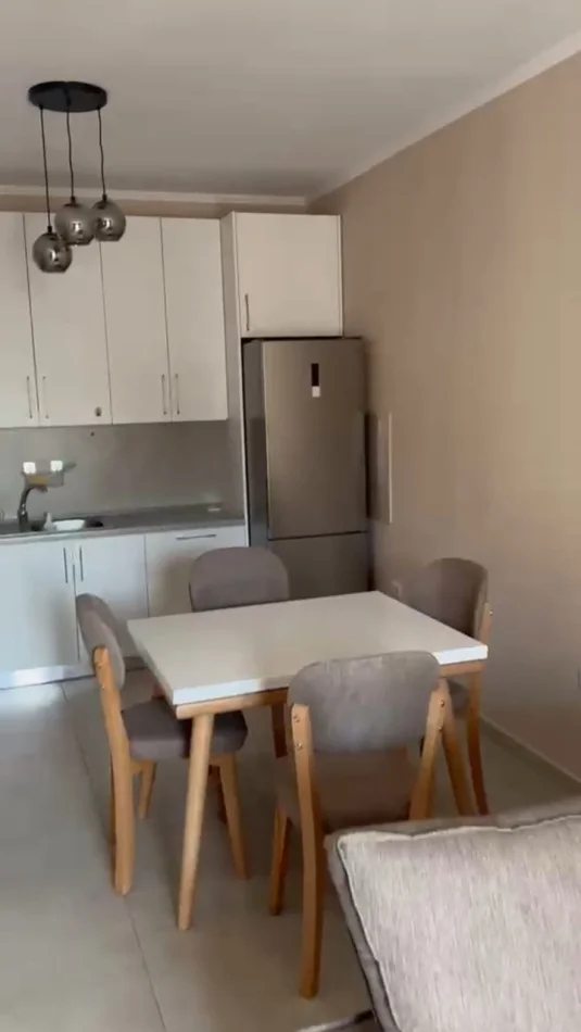Tirane, jepet me qera apartament 2+1 Kati 4, 100 m² 650 € (Rruga Xhanfize Keko)