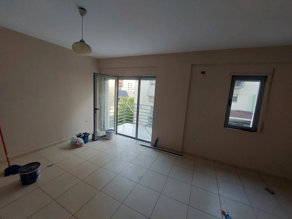 Tirane, jepet me qera apartament 1+1 Kati 2, 60 m² 400 € (Rruga 5 Maji)