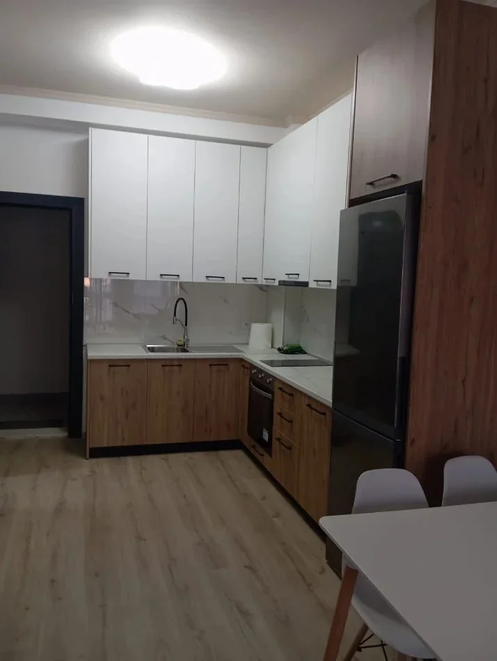 Tirane, jepet me qera apartament 1+1 Kati 7, 500 € (Rruga 5 Maji)