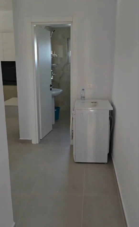 Tirane, jepet me qera apartament 1+1 Kati 2, 65 m² 500 € (Rruga 5 Maji)