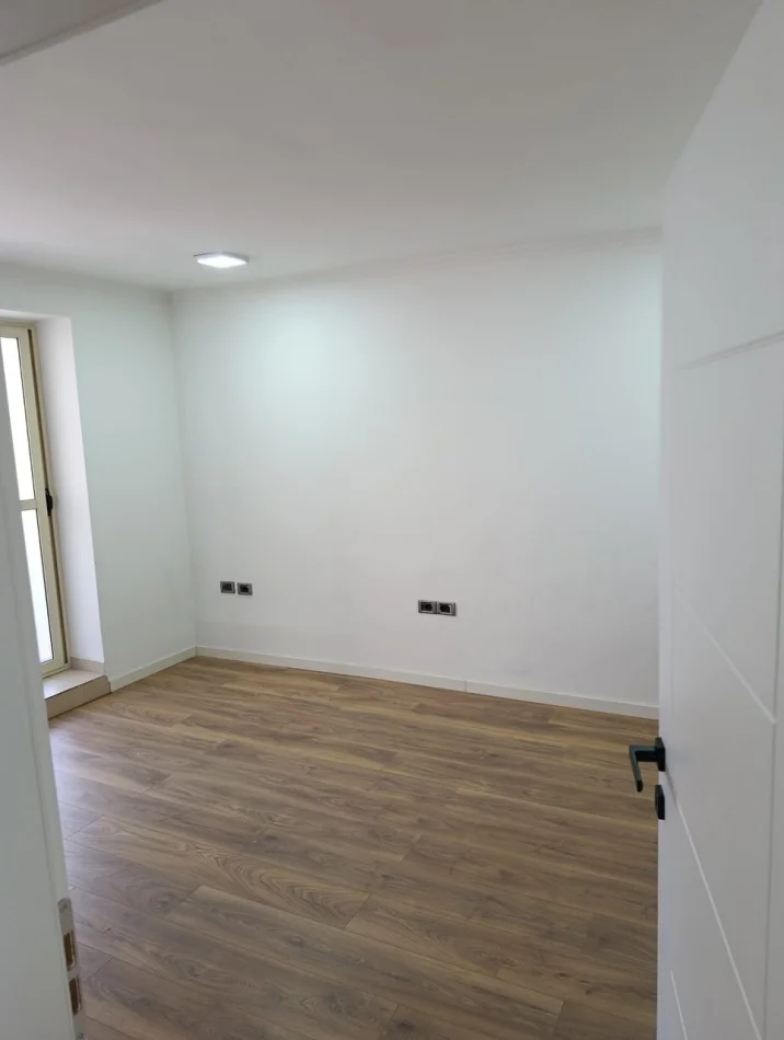 Tirane, jepet me qera ambjent biznesi Kati 2, 85 m² 800 € (21 Dhjetori)