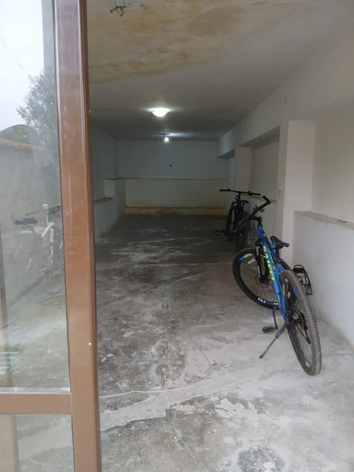 Tirane, jepet me qera ambjent biznesi Kati 1, 100 m² 350 € (Tregu Elektrik)